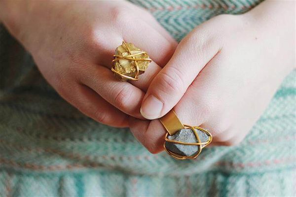 The Ultimate Guide to Dainty Engagement Rings (With Practical Tips)